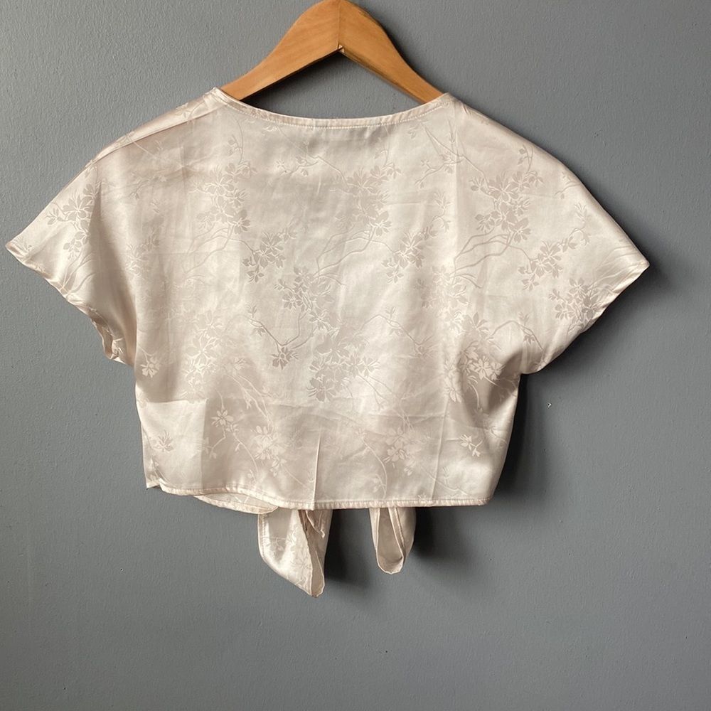 🌸Open Tie  Front Crop Top🌸 - Picture 7 of 7